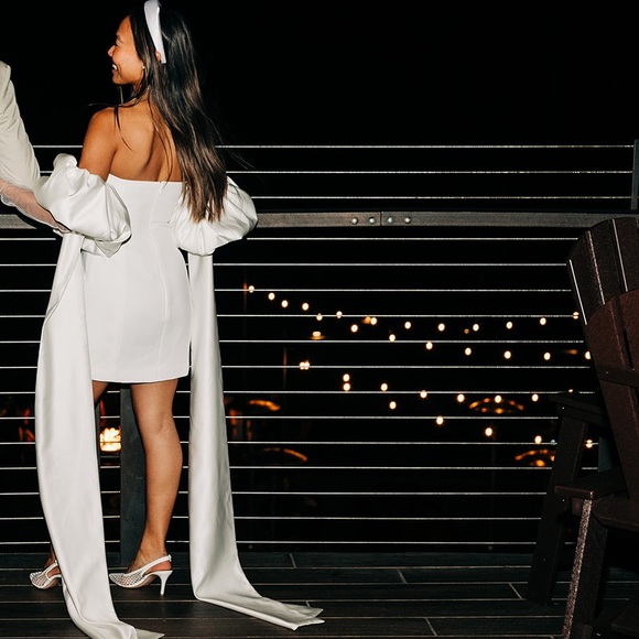 Miscreants Puff Sleeves with Train - Picture 1 of 7